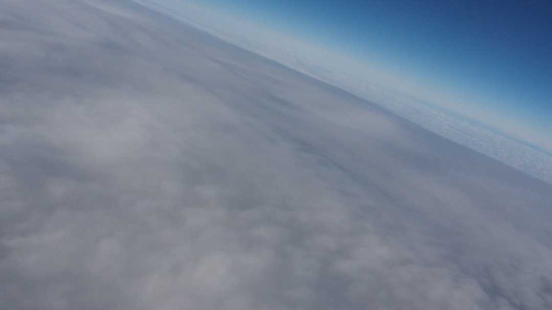 飛行機の窓から見た雲の景色