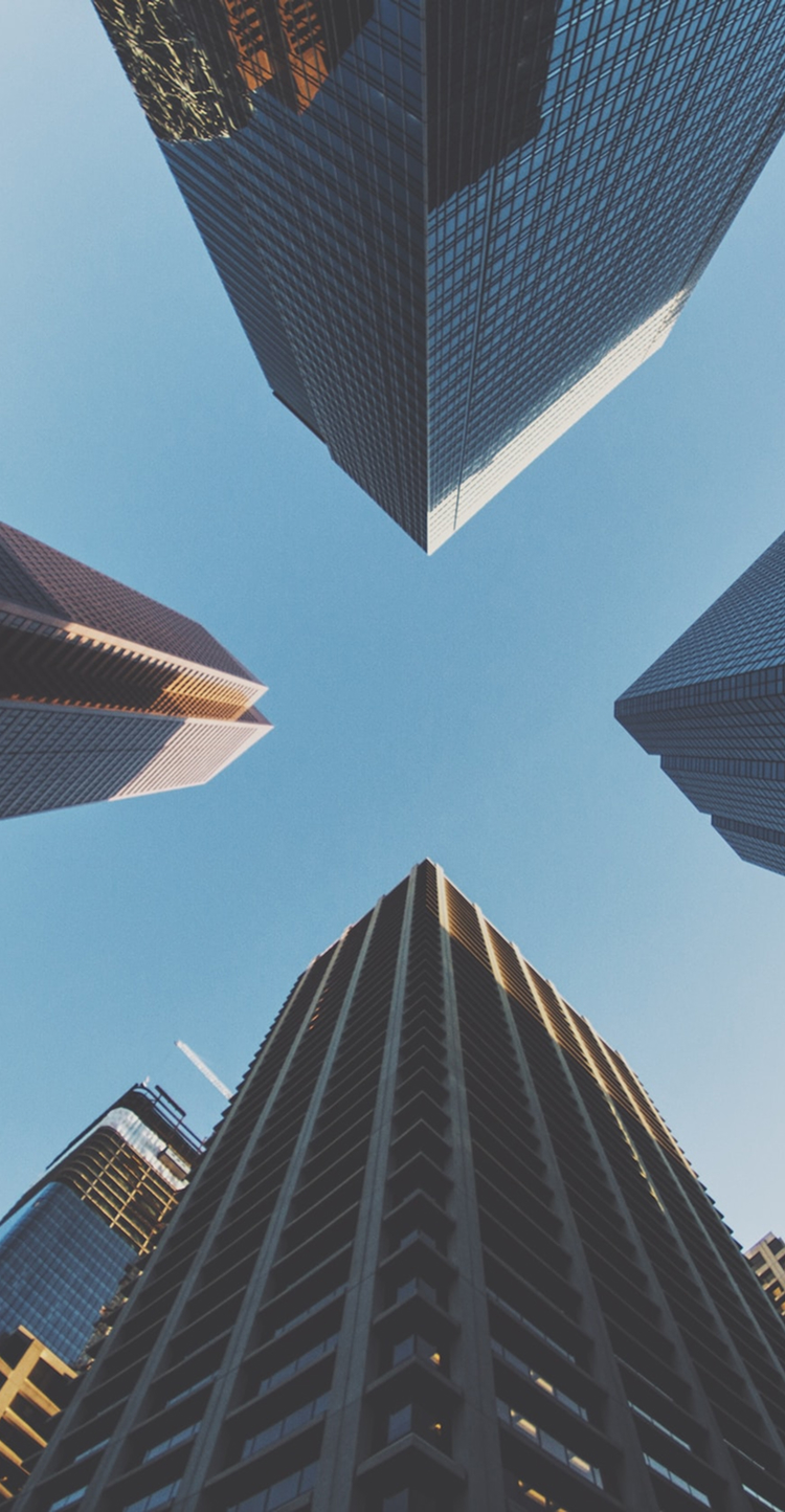 青空にそびえ立つビル群